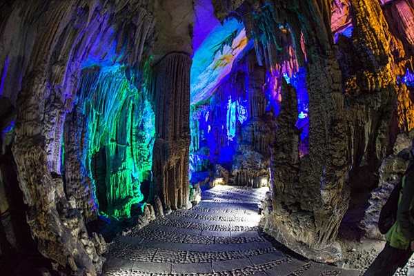 غار ژیانگ‌شویی (Reed Flute Cave)، چین