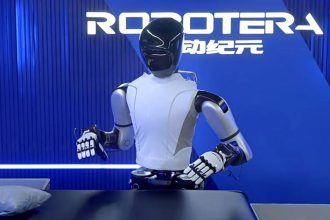 ربات انسان نمای ROBOTERA L7