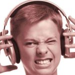 آیا هدفون برای گوش ضرر دارد؟ به همراه راهکارهای پیشگیری