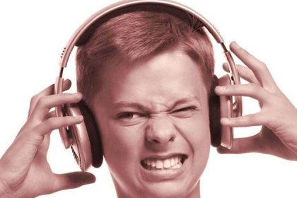 آیا هدفون برای گوش ضرر دارد؟ به همراه راهکارهای پیشگیری
