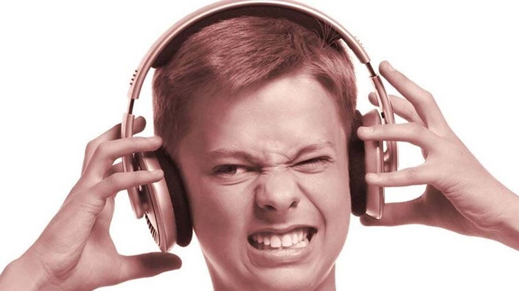 آیا هدفون برای گوش ضرر دارد؟ به همراه راهکارهای پیشگیری