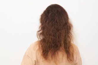 چرا مو ها وز میشود؟ علت وز شدن مو ها (راه های جلوگیری)