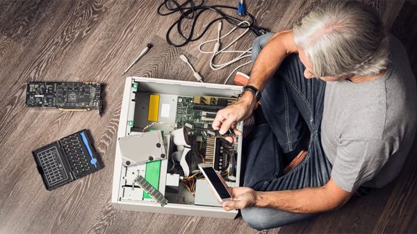 هر چند وقت یکبار باید اقدام به تمیز کردن کامپیوتر خود کنیم؟ نظر متخصصان را بدانید تمیز کردن کامپیوتر