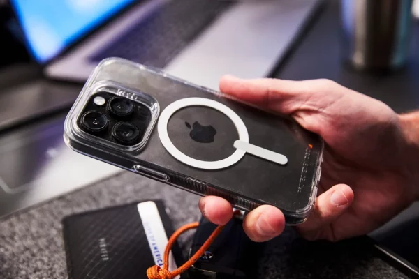 مگسیف چیست؟ بررسی کامل فناوری MagSafe و گوشیهای پشتیبانیکننده از آن قاب مگ سیف