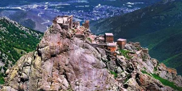 قلعه بابک؛ دژی در دل کوهستان با داستانی پر از مقاومت و رمز