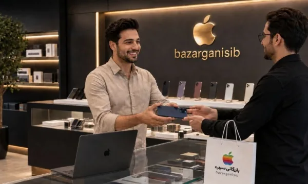تصویری از یک مشتری در حال خرید آیفون 17 پرو مکس آبی