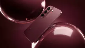 نمای ظاهری گوشی تکنو کامون اسلیم 5G با طراحی بسیار باریک و بدنه مدرن در زاویه‌ای که ضخامت کم آن را به نمایش می‌گذارد