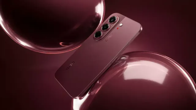 نمای ظاهری گوشی تکنو کامون اسلیم 5G با طراحی بسیار باریک و بدنه مدرن در زاویه‌ای که ضخامت کم آن را به نمایش می‌گذارد