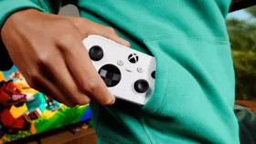 کنترلر کوچک Xbox Nano مایکروسافت با چیدمان آشنای دکمه‌ها، مناسب دست‌های کوچک و بازی در سفر کنترلر کوچک Xbox Nano مایکروسافت با چیدمان آشنای دکمه‌ها، مناسب دست‌ه