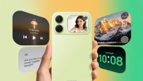 نمایی از آنر پلی 20C با نمایشگر اصلی در جلو و نمایشگر لمسی کوچک روی پنل پشتی نمایی از آنر پلی 20C با نمایشگر اصلی در جلو و نمایشگر لمسی کوچک روی پنل پشتی