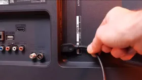 نمای نزدیک پورت‌های USB و HDMI در کنار تلویزیون هوشمند نمای نزدیک پورت‌های USB و HDMI در کنار تلویزیون هوشمند